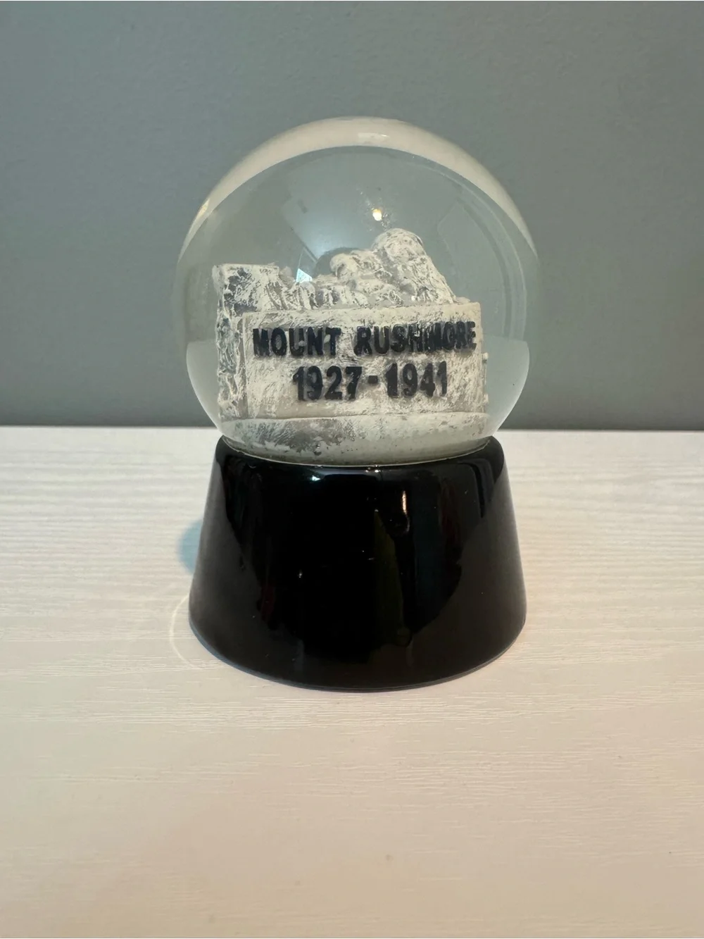 Mount Rushmore Snow Globe with Black Base